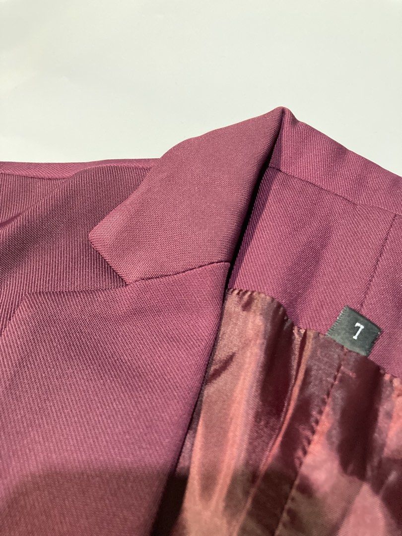 Maroon Vest for women (Category: Blouses) located in Manila. Submitted by prelovedstoreforyou (Listing ID 1462394083, Image 2). Description: Never ko nasuot even once. I bought it on black app and nasayang lang kasi hindi ko nagamit at hindi na kasya..