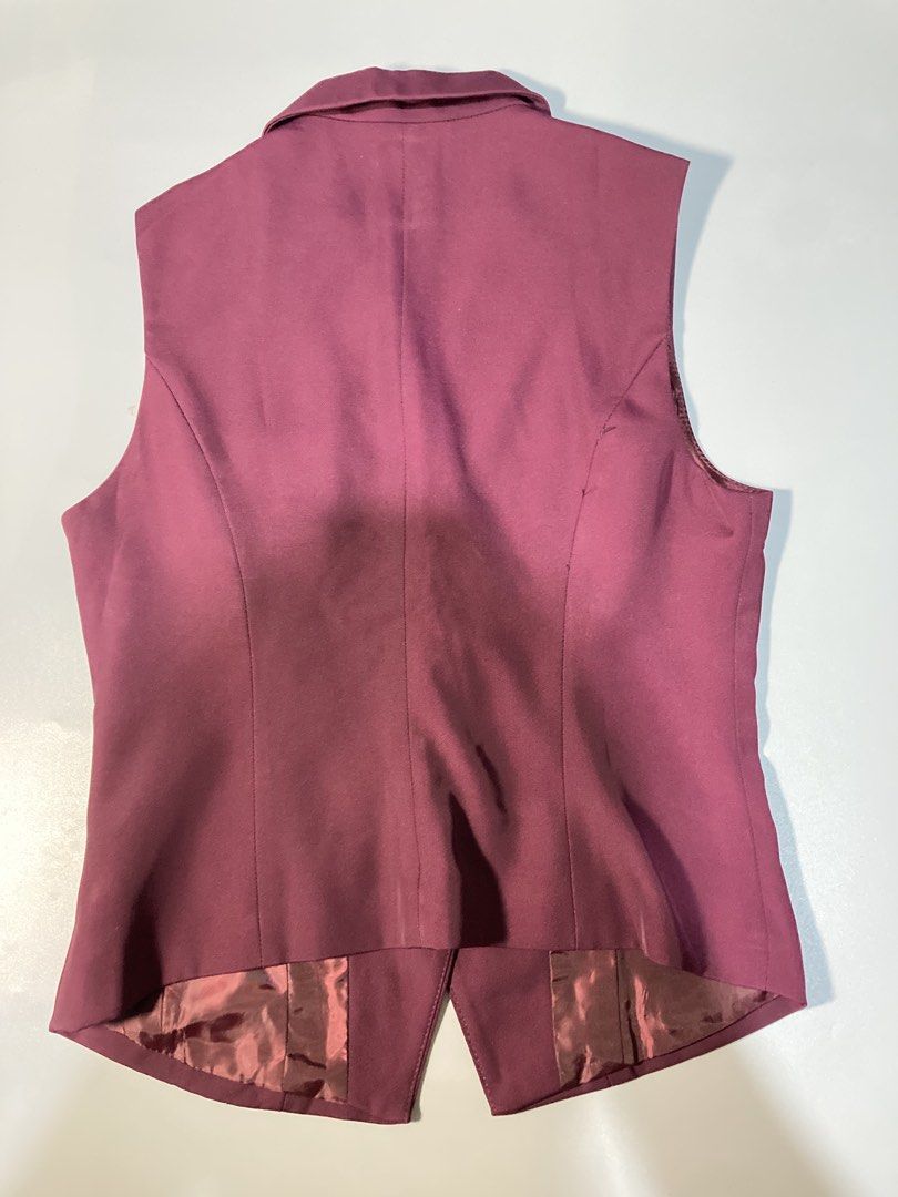 Maroon Vest for women (Category: Blouses) located in Manila. Submitted by prelovedstoreforyou (Listing ID 1462394083, Image 3). Description: Never ko nasuot even once. I bought it on black app and nasayang lang kasi hindi ko nagamit at hindi na kasya..