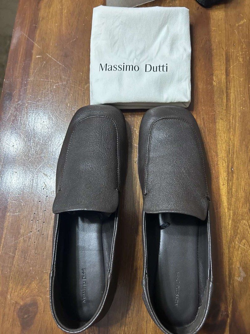 Massimo Dutti Soft Leather Loafers (Category: Casual Shoes) located in Baliuag. Submitted by preloveby_ella (Listing ID 1462424166, Image 2). Description: Massimo Dutti Soft Leather Loafers Chocolate Brown, Size 39, never used . Wrong size, bought it for 8,990 selling for 4,500 with cloth bag.