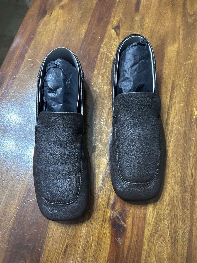 Massimo Dutti Soft Leather Loafers (Category: Casual Shoes) located in Baliuag. Submitted by preloveby_ella (Listing ID 1462424166, Image 3). Description: Massimo Dutti Soft Leather Loafers Chocolate Brown, Size 39, never used . Wrong size, bought it for 8,990 selling for 4,500 with cloth bag.