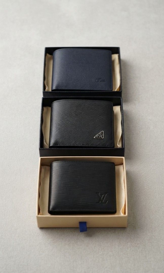 Men's Bifold Wallet (Category: Wallets & Card holders) located in Davao. Submitted by nisa_chan04 (Listing ID 1460075339, Image 1). Description: - Classic bifold wallet (w/ photo slot) - Textured leather finish - Small embossed logo on front - Includes box - Ideal for everyday carry.