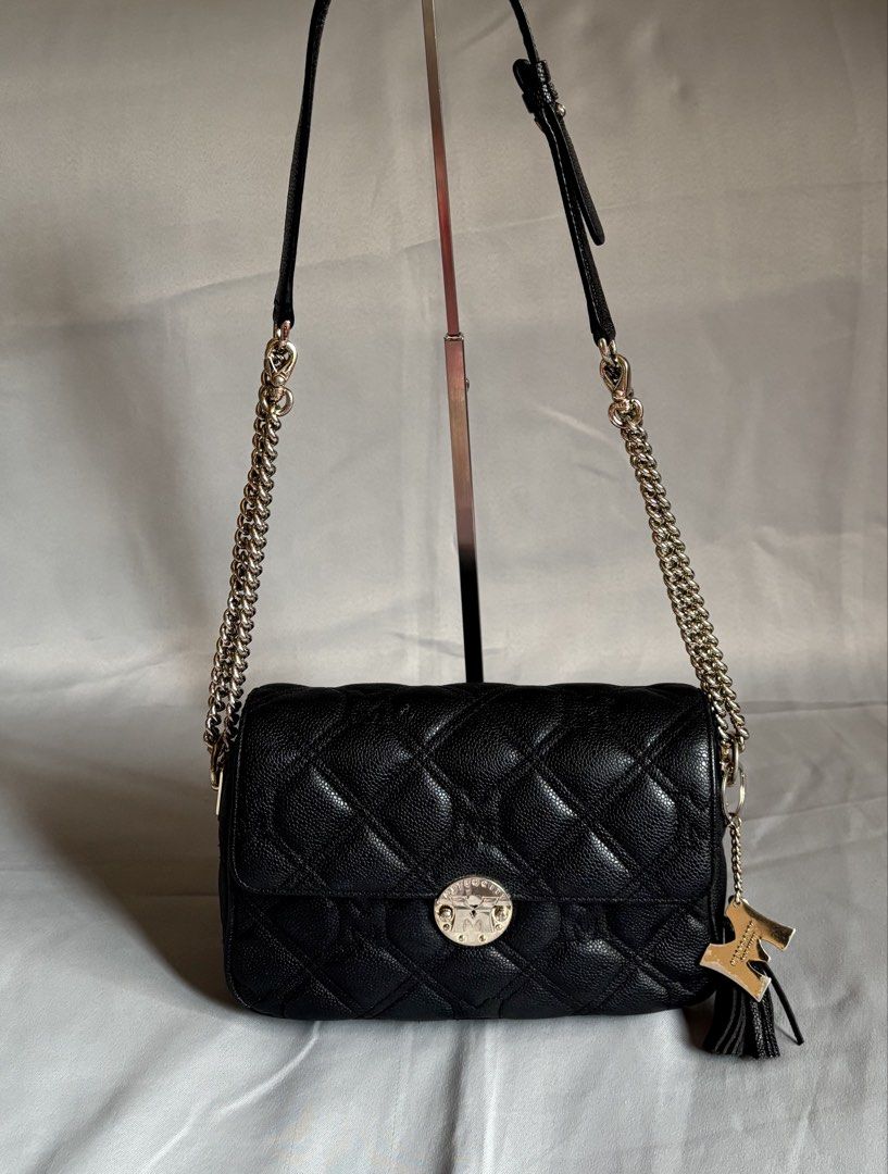 Metrocity two way black chain bag (Category: Shoulder Bags) located in Binangonan. Submitted by bagsistersph (Listing ID 1462384755, Image 1). Description: .