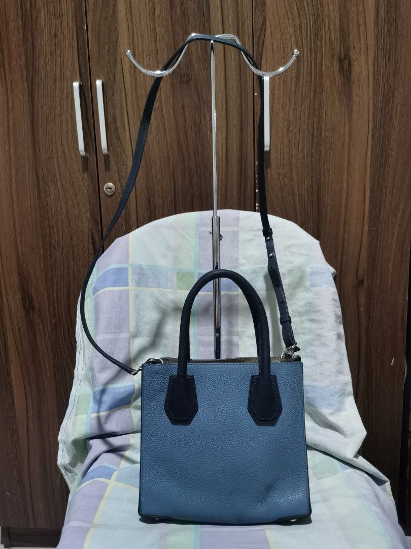 MICHAEL KORS (Category: Cross-body Bags) located in Bacolod City. Submitted by mzb06 (Listing ID 1462413729, Image 2). Description: Has few stains inside the inner lining.. Still in excellent usable condition. Detailed pictures posted for reference...