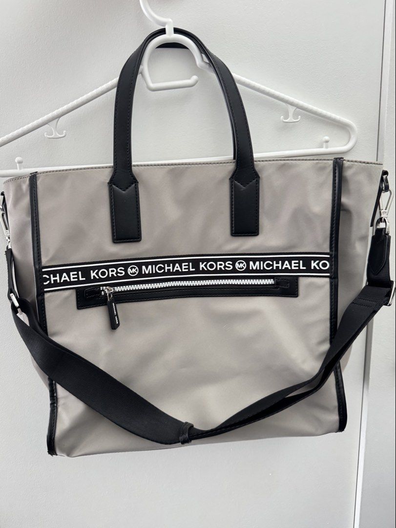 Michael Kors (Category: Luxury Bags & Wallets) located in Pasig City. Submitted by alexdfj (Listing ID 1462415577, Image 1). Description: Pre-loved Original Michael Kors Bag. With minimal signs of use, two corners scuffed. Gcash payment only. Booking and shipping c/o Buyer. Item is for pick-up at Ortigas Avenue Extension. .