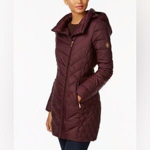 MICHAEL KORS - Down Over coat Jacket (Category: Coats, Jackets and Outerwear) located in Cavite. Submitted by hand.picked (Listing ID 1462364794, Image 2). Description: MICHAEL KORS - Down Over coat Jacket Pockable Hood Size: Medium Dimension: 21” Width / 33.5” Length Condition: Like New.