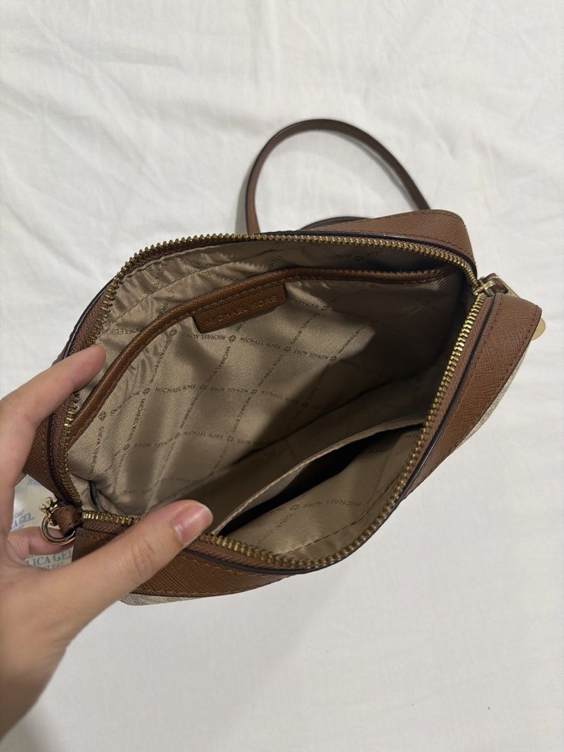 Michael Kors bag (Category: Cross-body Bags) located in Manila. Submitted by itsnellyyyy (Listing ID 1462365876, Image 2). Description: Used only once Bought in the US during Black Friday Rfs: declutterring .