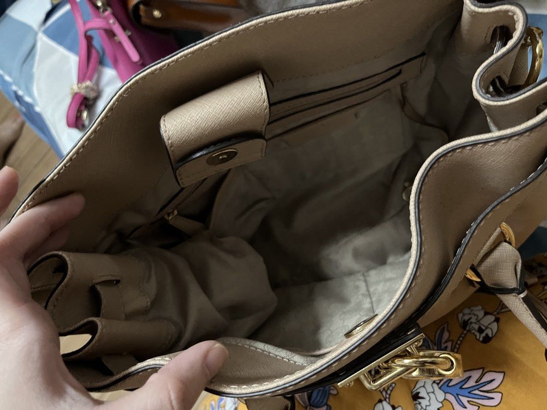 Michael Kors Beige Leather Satchel Handbag (Category: Luxury Bags & Wallets) located in Manila. Submitted by strawberikiss (Listing ID 1462331718, Image 3). Description: - Beige leather satchel bag - Gold hardware with signature MK lock and key - with minimal signs of usage. (what you see is what you get).