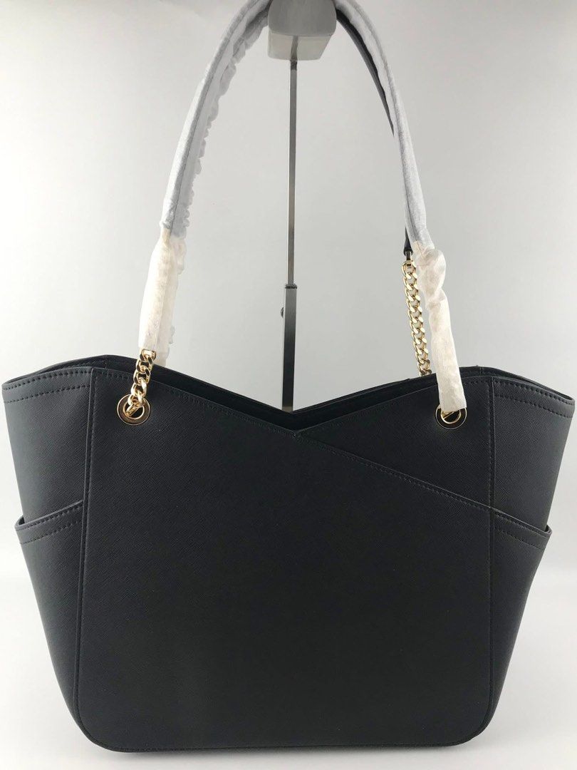 Michael Kors Jetset Travel Tote (Category: Shoulder Bags) located in Binan City. Submitted by pinkykeenshop (Listing ID 1462436530, Image 3). Description: .