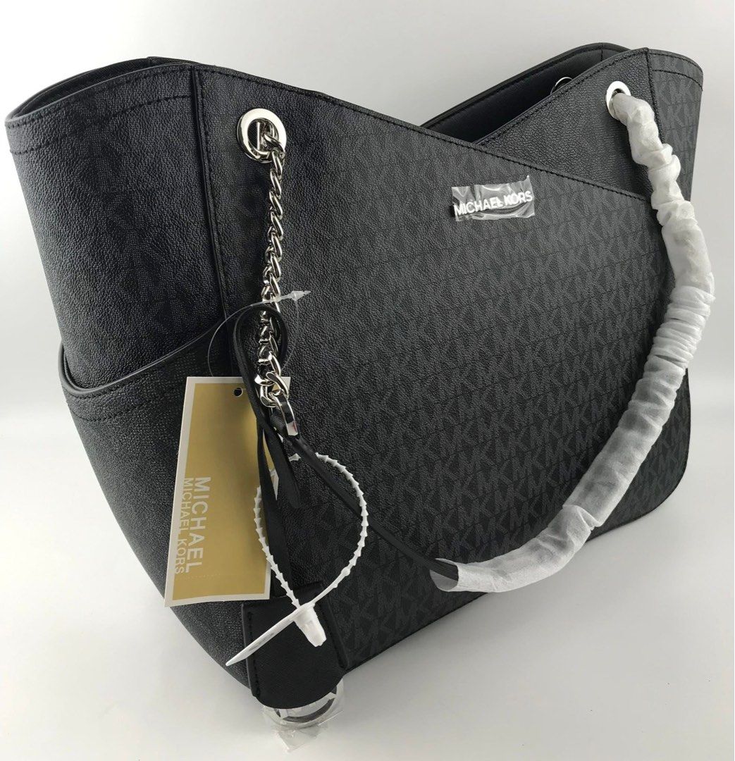 Michael Kors Jetset Travel Tote (Category: Shoulder Bags) located in Binan City. Submitted by pinkykeenshop (Listing ID 1462437935, Image 2). Description: .