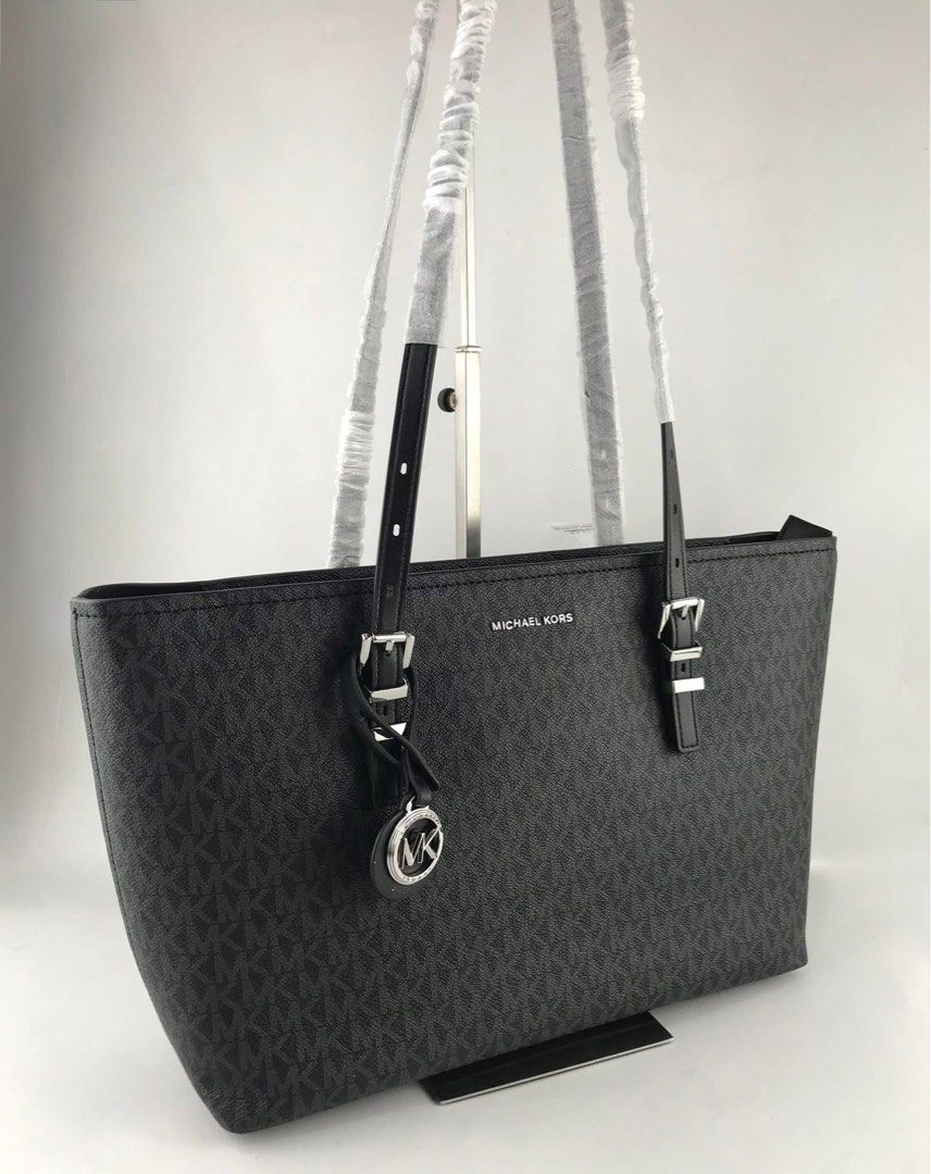 Michael Kors Quinn Medium Tote (Category: Shoulder Bags) located in Binan City. Submitted by pinkykeenshop (Listing ID 1462437467, Image 3). Description: .