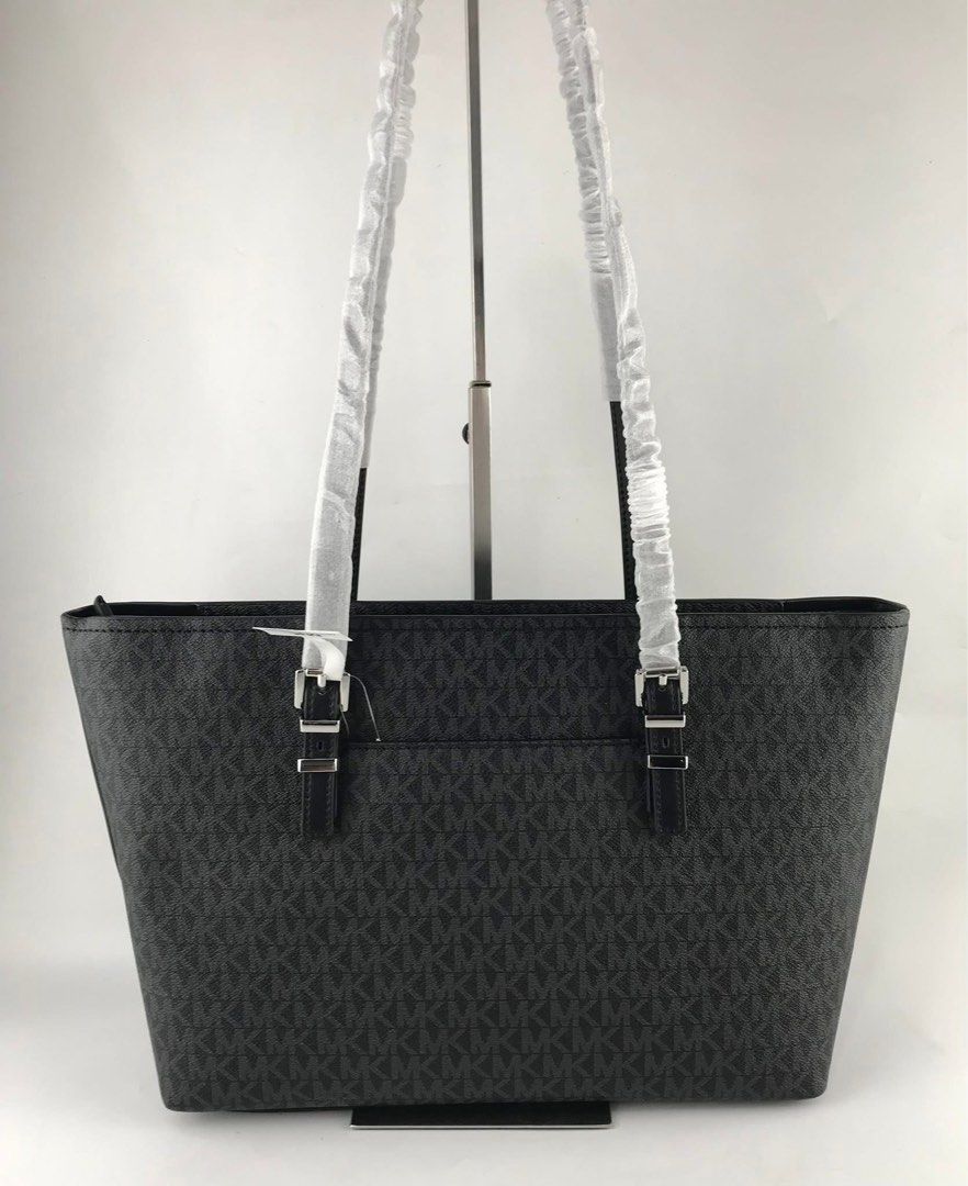 Michael Kors Quinn Medium Tote (Category: Shoulder Bags) located in Binan City. Submitted by pinkykeenshop (Listing ID 1462437467, Image 2). Description: .