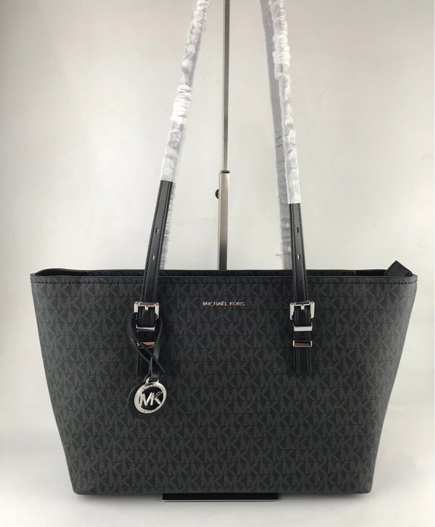 Michael Kors Quinn Medium Tote (Category: Shoulder Bags) located in Binan City. Submitted by pinkykeenshop (Listing ID 1462437467, Image 1). Description: .