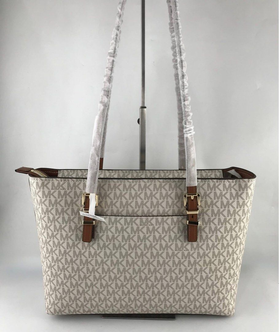 Michael Kors Quinn Medium Tote (Category: Shoulder Bags) located in Binan City. Submitted by pinkykeenshop (Listing ID 1462437516, Image 2). Description: .