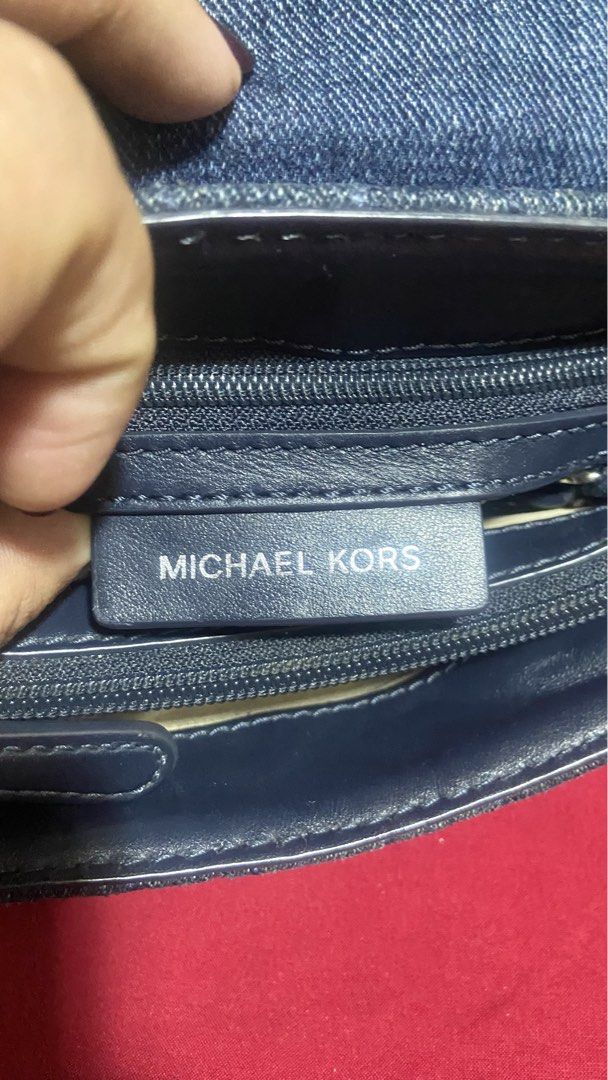 Michael Kors Sloan Floral (Category: Luxury Bags & Wallets) located in Valencia. Submitted by srn_stchl (Listing ID 1462351215, Image 2). Description: No rubs No stain .
