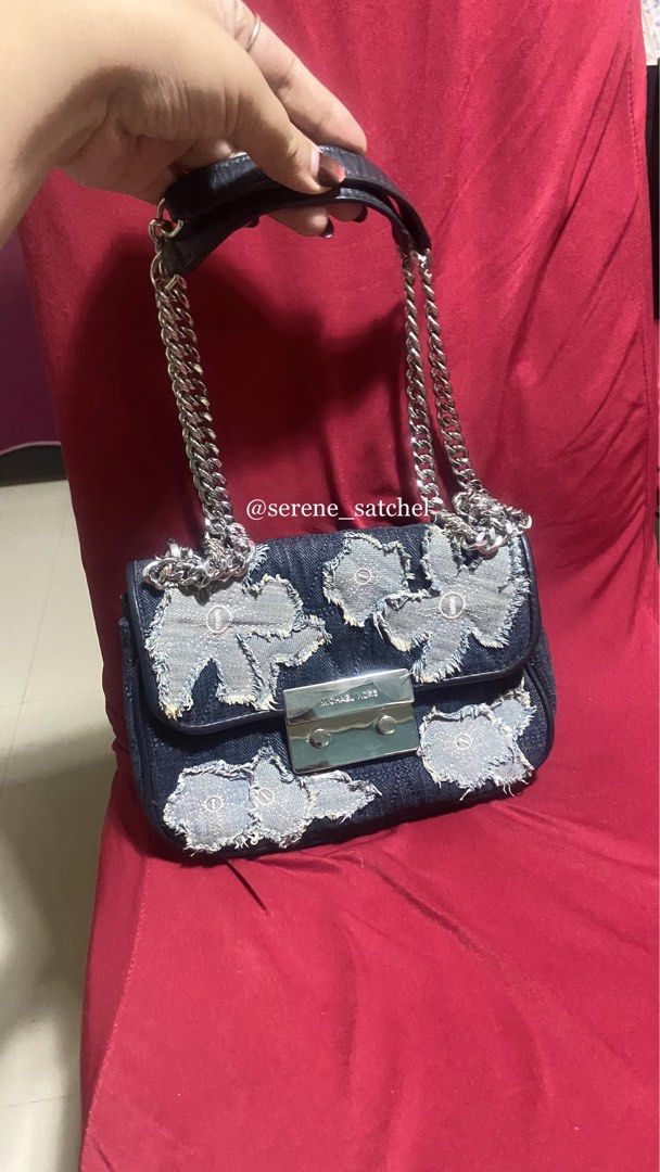Michael Kors Sloan Floral (Category: Luxury Bags & Wallets) located in Valencia. Submitted by srn_stchl (Listing ID 1462351215, Image 1). Description: No rubs No stain .