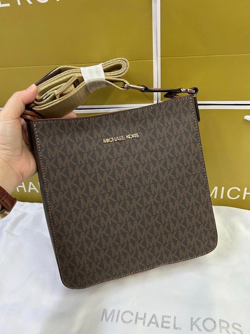 Michael Kors Travel Jetset (Category: Cross-body Bags) located in Binan City. Submitted by pinkykeenshop (Listing ID 1462437147, Image 1). Description: .