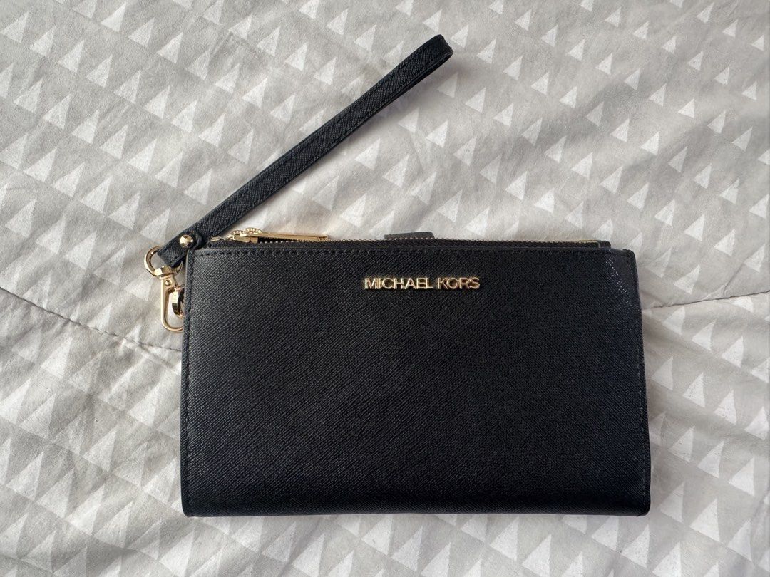 Michael Kors Wristlet Wallet (Category: Wallets & Card holders) located in San Juan City. Submitted by namhani (Listing ID 1462269946, Image 1). Description: Michael Kors Jet Set Large Leather Smartphone Wristlet Wallet - textured Saffiano leather - finished with gold-tone lettering .