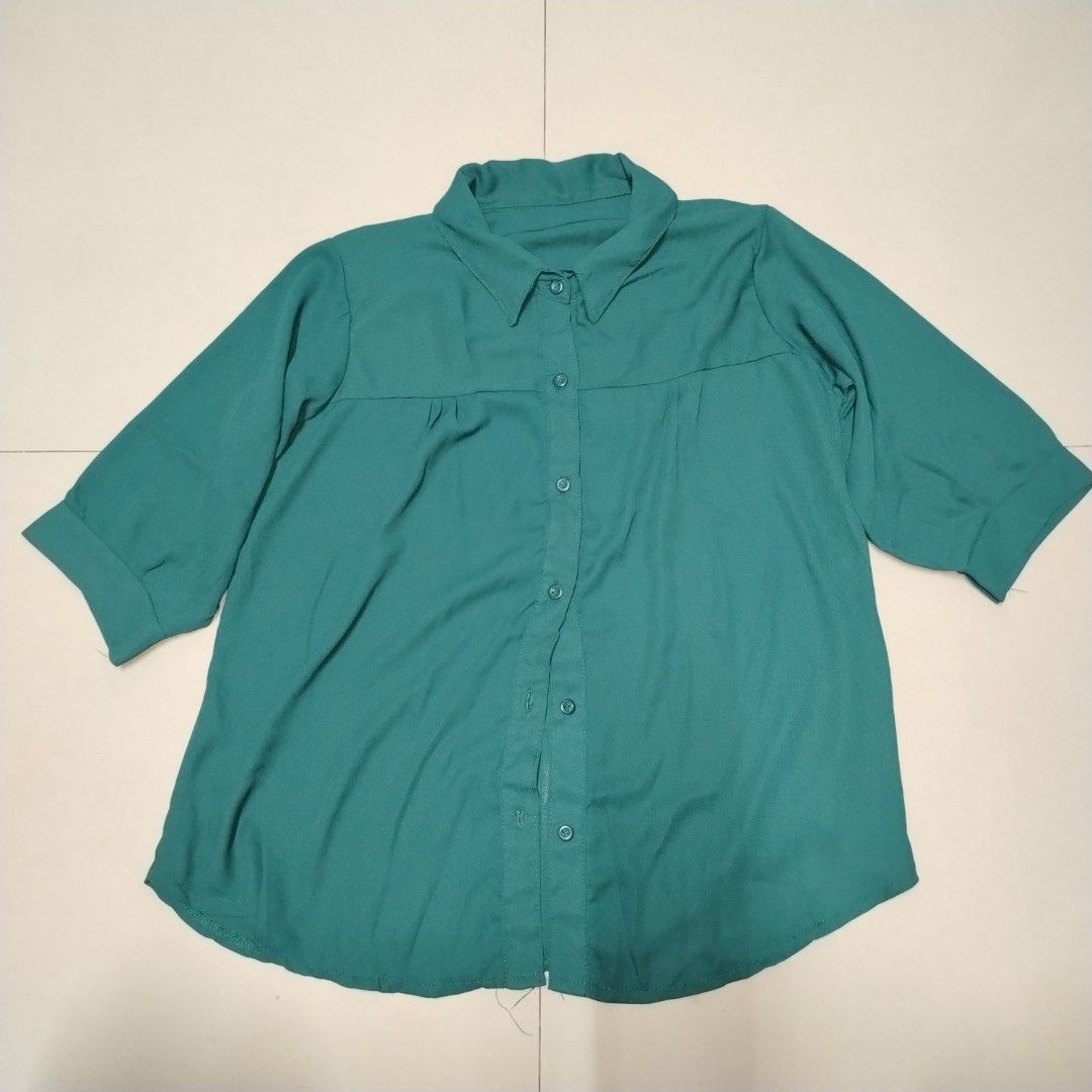 (mid size) button down longsleeves emerald green top (Category: Blouses) located in Quezon City. Submitted by mistyforestph (Listing ID 1462346650, Image 2). Description: - no issues - not stretchable - size: length 25", width 20" meetup: novaliches bayan shipping: j&t or lalamove mop: gcash or bank transfer (strictly no COD).