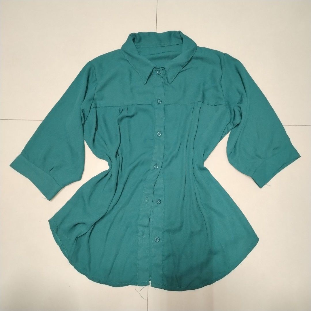 (mid size) button down longsleeves emerald green top (Category: Blouses) located in Quezon City. Submitted by mistyforestph (Listing ID 1462346650, Image 1). Description: - no issues - not stretchable - size: length 25", width 20" meetup: novaliches bayan shipping: j&t or lalamove mop: gcash or bank transfer (strictly no COD).