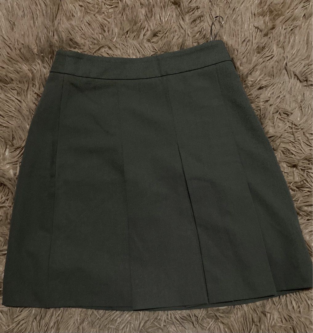 Mini Skirt (Category: Skirts) located in Bacoor. Submitted by bubbashu123 (Listing ID 1462418672, Image 1). Description: Olive Green Mini Skirt w/ Side- Pleat Never been used Too small Super quality High- waist .