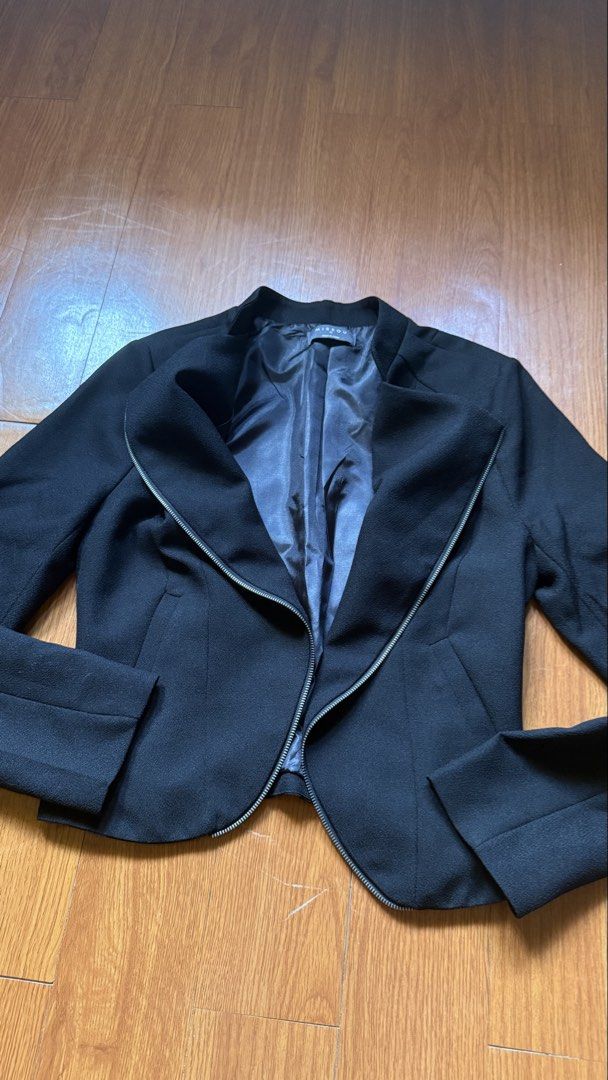 Mirrou Black Zipper Blazer Size 10 (Category: Coats, Jackets and Outerwear) located in Antipolo. Submitted by japanese.siomai (Listing ID 1462362905, Image 1). Description: - Black blazer from Mirrou - Unique zipper detail at the front - Fully lined interior - Perfect for dressing up or down - Size 10 - Made in China.