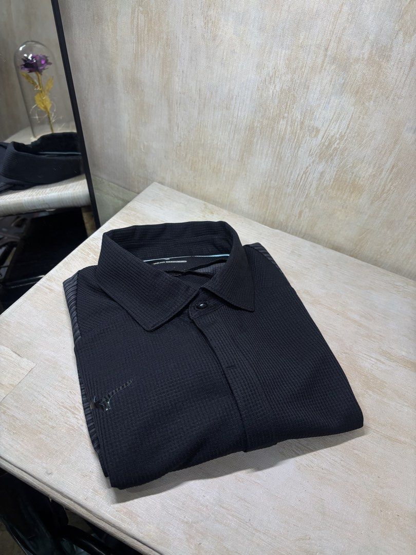 MIZUNO QUIKDRY UTILITY GOLF SHIRT (Category: Tshirts & Polo Shirts ) located in Cabuyao City. Submitted by pormanation-thrift-store (Listing ID 1462365923, Image 3). Description: MIZUNO QUIKDRY UTILITY GOLF SHIRT Condition: LIKE NEW Color rate: 10/10 (PWEDE SA MASELAN) Size: LARGE (ASIAN) FIT MEDIUM SLIM (US) Dimes: 19.5”Wx27”L Issue: NONE‼️ Price: 1200.