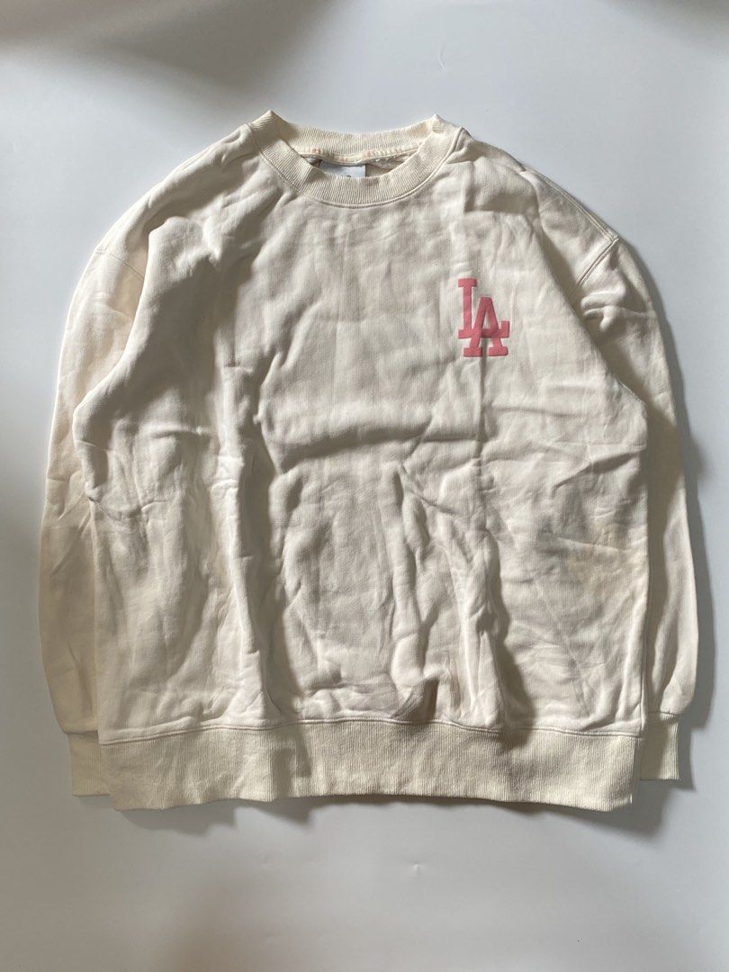 MLB LA Dodgers Cream Sweatshirt (Category: Coats, Jackets and Outerwear) located in Manila. Submitted by finofindthisart (Listing ID 1462354472, Image 2). Description: Length 26 Width 23 Measured it by inches P799 Issue: N/A This is a pre-loved/thrifted items and may show minor signs of issue due to its vintage nature. Kindly manage expectations. No refunds or exchanges will be accepted. 📍Pasay City DM for inquiries..