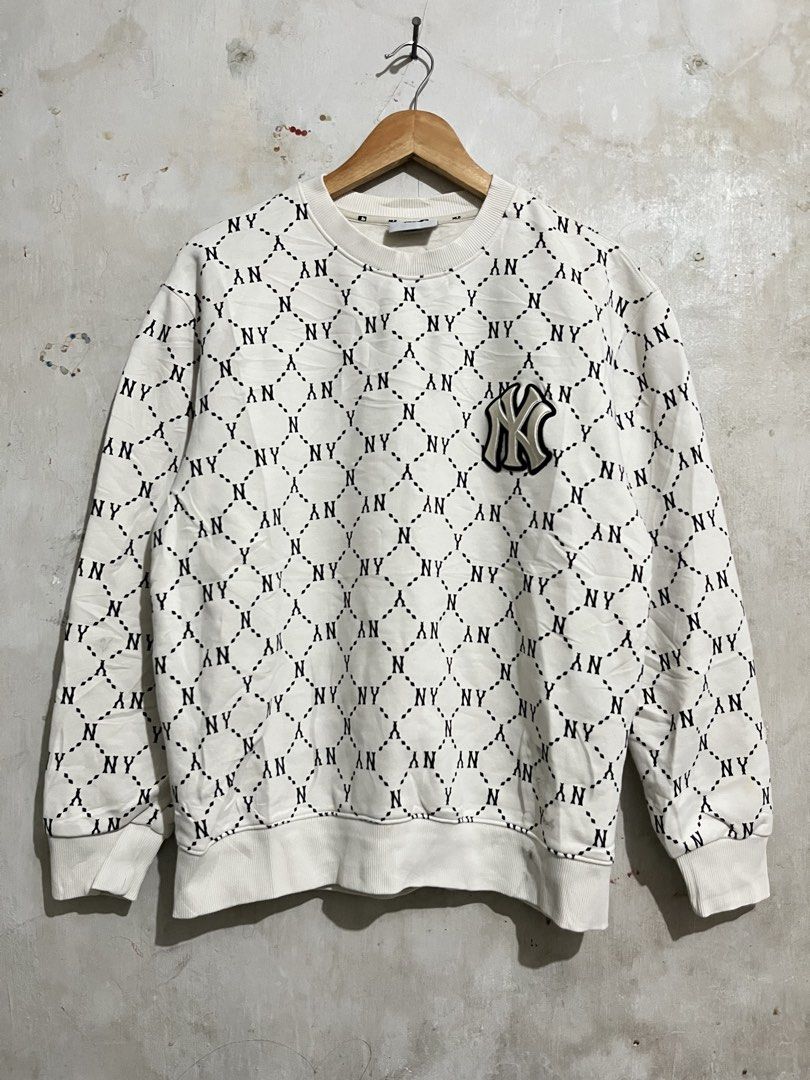 MLB NEE YORKK TANKEES AOP CREWNECK (Category: Coats, Jackets and Outerwear) located in Santa Cruz. Submitted by youngearth.c72f95 (Listing ID 1462264660, Image 1). Description: EXCELLENT CONDITION L ON TAG.