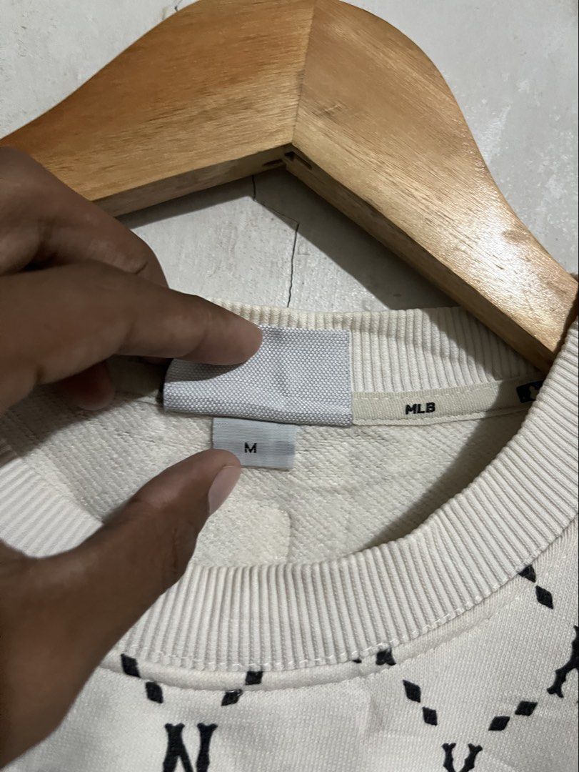 MLB NEE YORKK TANKEES AOP CREWNECK (Category: Coats, Jackets and Outerwear) located in Santa Cruz. Submitted by youngearth.c72f95 (Listing ID 1462264660, Image 3). Description: EXCELLENT CONDITION L ON TAG.