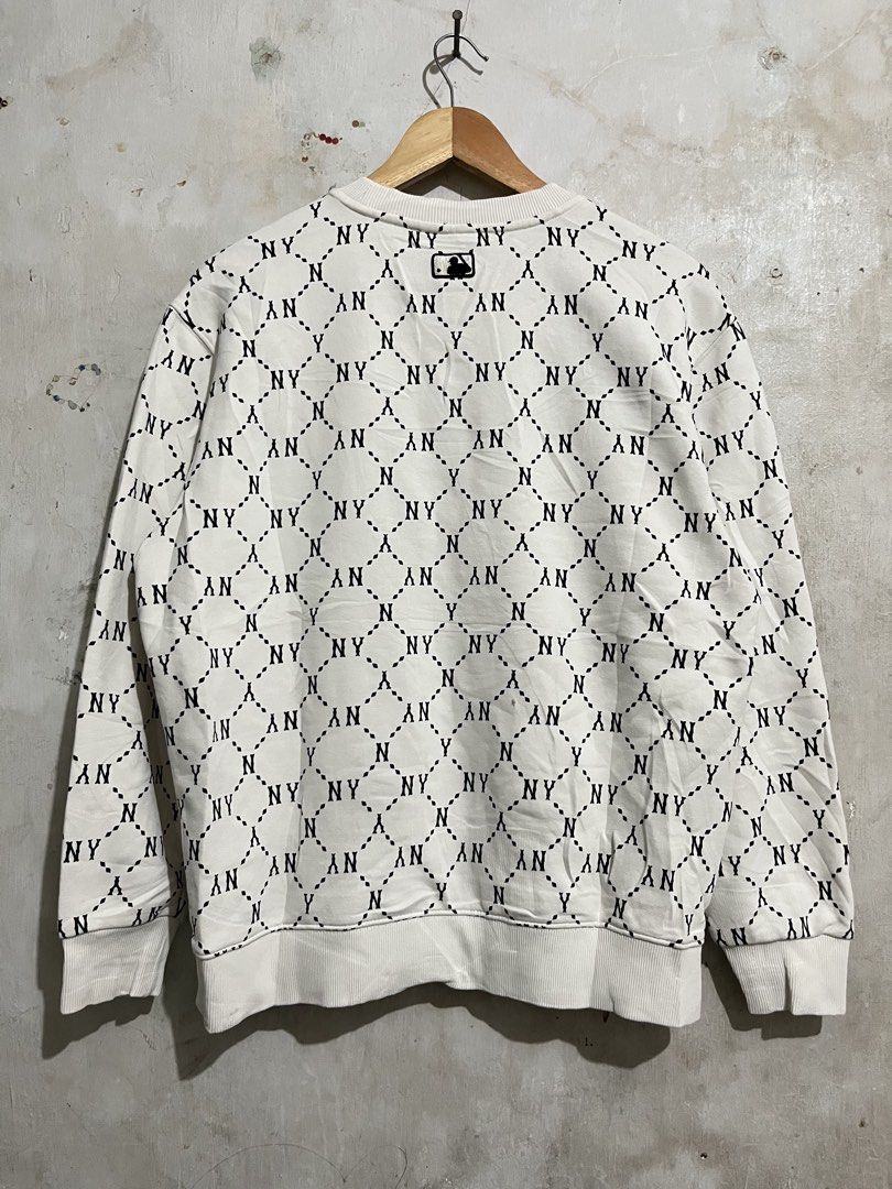 MLB NEE YORKK TANKEES AOP CREWNECK (Category: Coats, Jackets and Outerwear) located in Santa Cruz. Submitted by youngearth.c72f95 (Listing ID 1462264660, Image 2). Description: EXCELLENT CONDITION L ON TAG.