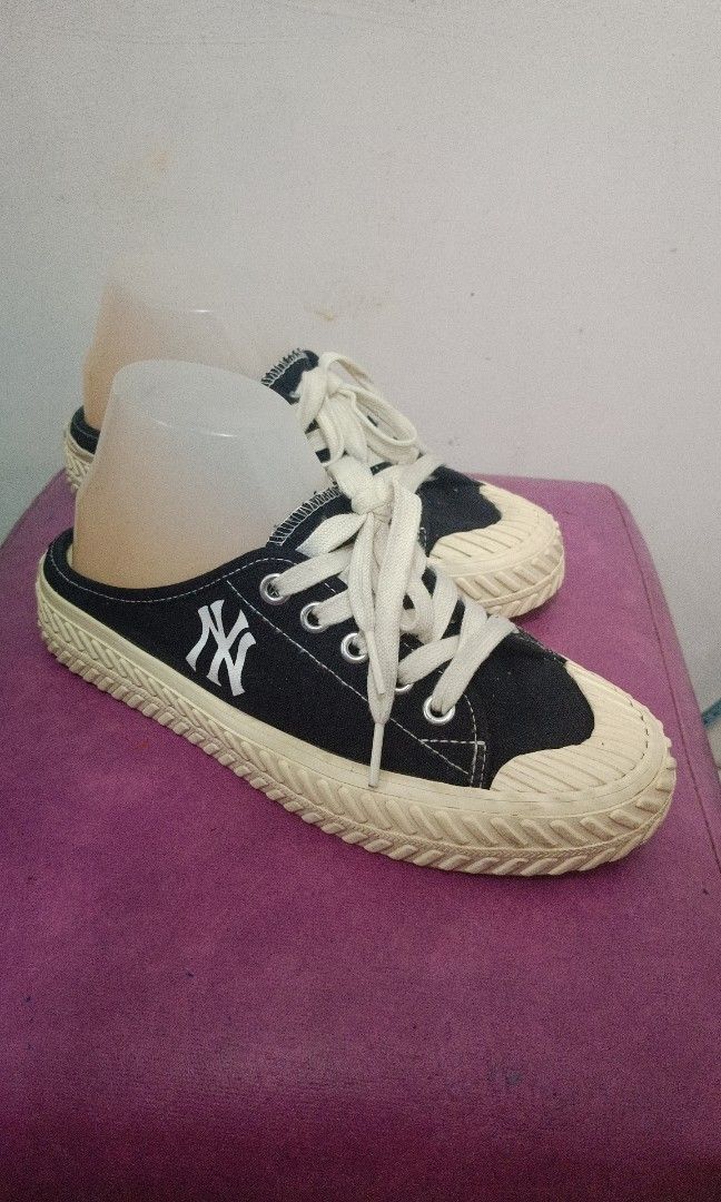 MLB Playball Sneakers (Category: Sneakers) located in Davao. Submitted by naxarugal (Listing ID 1462283837, Image 2). Description: ukay source no issue may konting heel drag size W6 insole 23 cm maganda pa.