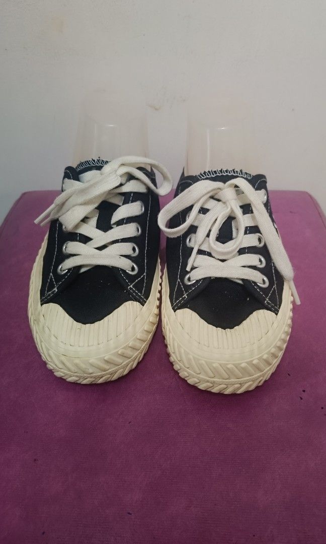 MLB Playball Sneakers (Category: Sneakers) located in Davao. Submitted by naxarugal (Listing ID 1462283837, Image 1). Description: ukay source no issue may konting heel drag size W6 insole 23 cm maganda pa.