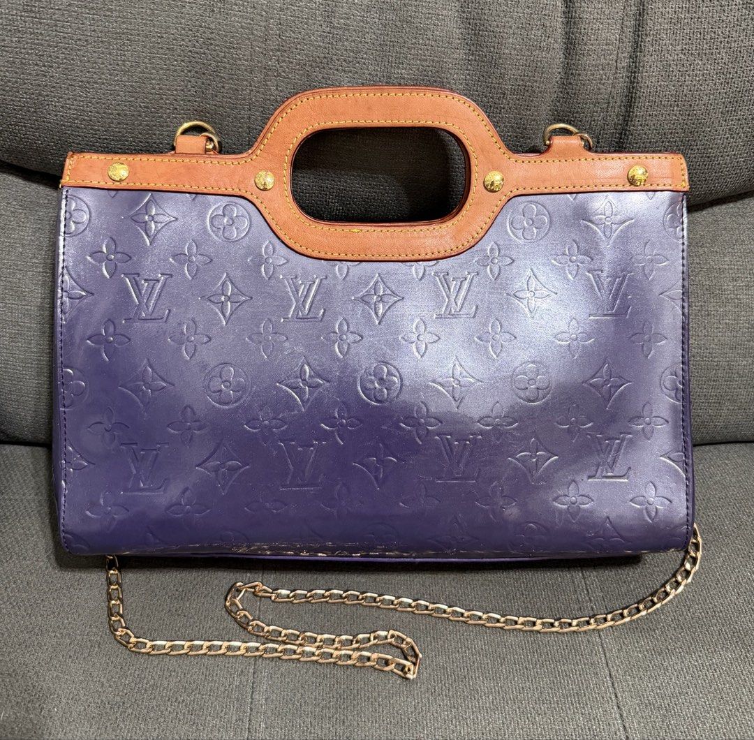 Mono Roxbury Vernis (Category: Cross-body Bags) located in Quezon City. Submitted by chic.bags (Listing ID 1462392996, Image 2). Description: Coded Siede lining Minimal sign if use see last photo Actual ohoto posted Japan preloved Mop: gcash .