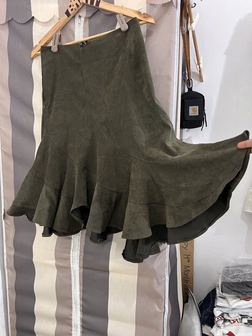 morgan velvet skirt (Category: Skirts) located in Cagayan de Oro. Submitted by mnrsjspr (Listing ID 1462272932, Image 2). Description: not working zipper.