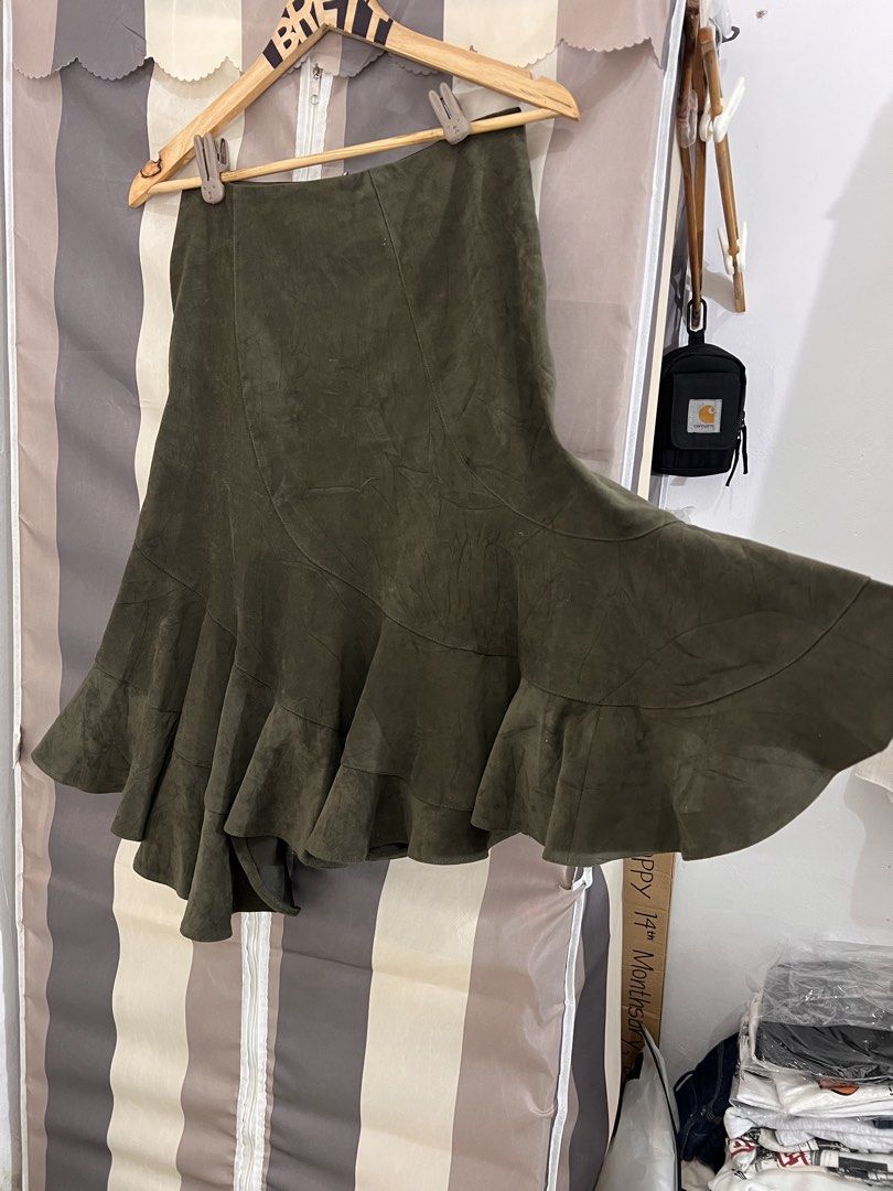 morgan velvet skirt (Category: Skirts) located in Cagayan de Oro. Submitted by mnrsjspr (Listing ID 1462272932, Image 3). Description: not working zipper.