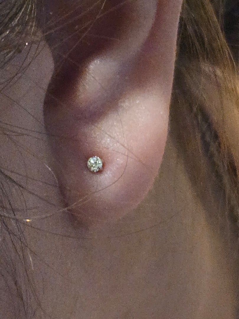 Natural diamond stud earrings (Category: Earrings) located in Quezon City. Submitted by bags4ever (Listing ID 1462411327, Image 2). Description: natural diamond with 18k gold.