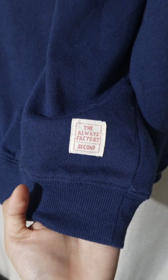 Navy Blue Jacket (Category: Coats, Jackets and Outerwear) located in Cavite. Submitted by newmango.95cecd (Listing ID 1462324864, Image 2). Description: Size: S Unisex Location: Silang, Cavite 📦 Delivery: Lalamove only.