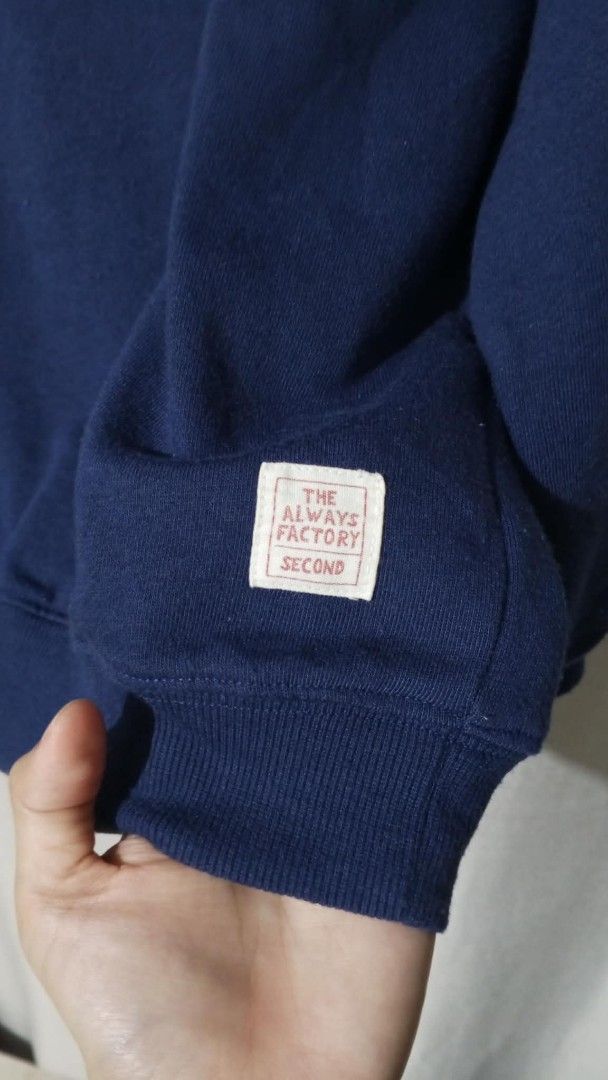 Navy Blue Sweatshirt (Category: Coats, Jackets and Outerwear) located in Silang. Submitted by prelovedbytzi (Listing ID 1462327318, Image 2). Description: size small size: 150 on tag.