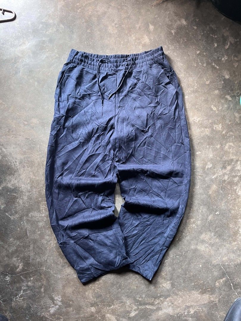 Navy Blue Wide Leg Sweatpants (Category: Other Bottoms) located in Banga. Submitted by its.zayn11e (Listing ID 1462286616, Image 2). Description: - Comfortable navy blue sweatpants - Wide leg design for a relaxed fit - Elastic waistband with drawstring - Two side pockets - Ideal for lounging or casual wear - Easy to style.
