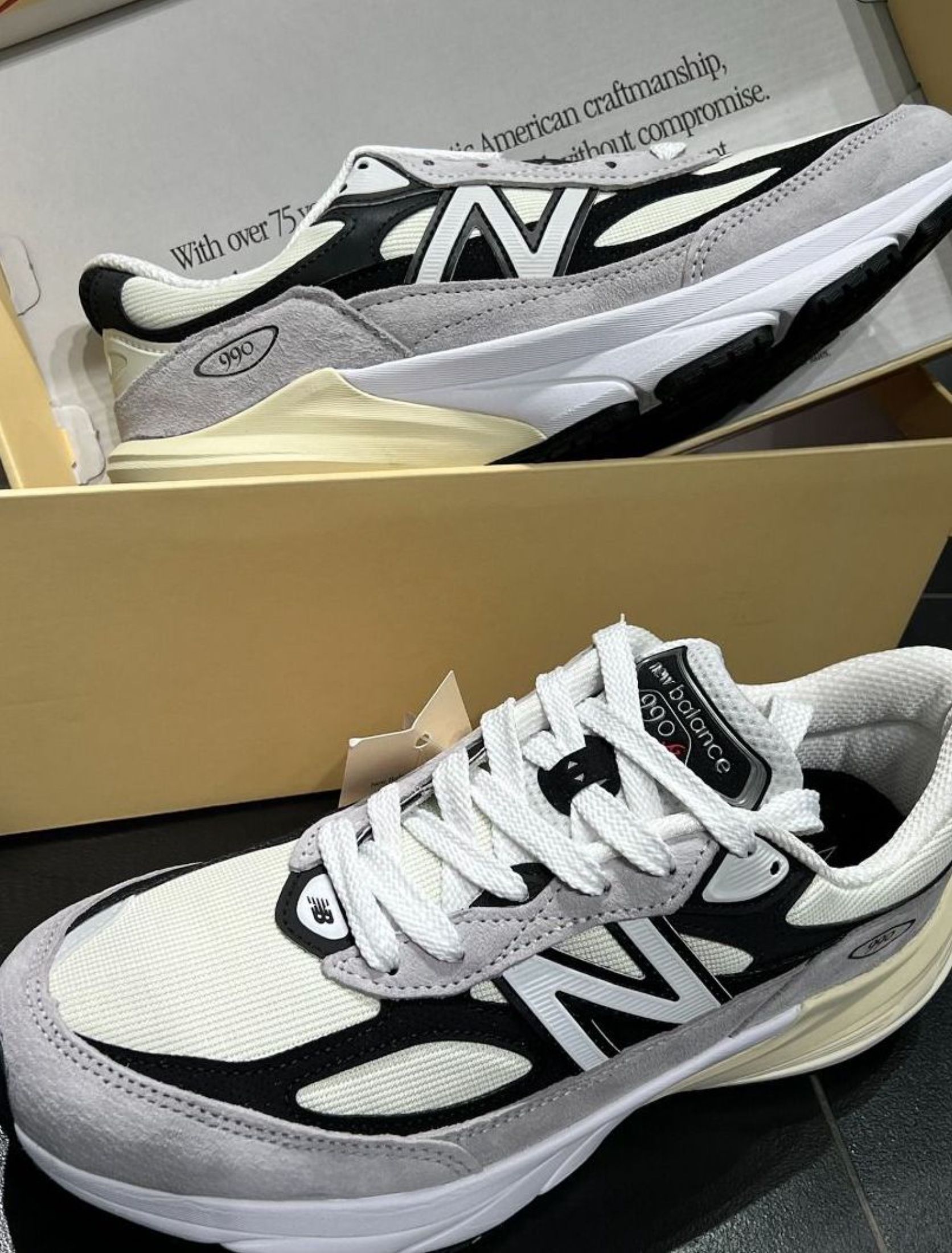 New Balance NB 990 V6 跑步鞋 灰色 美款 （分類：波鞋）位於 Hong Kong。 由 velvetvogue8 提交（商品編號 1462276916，圖片 3）。簡介： ✦ New Balance ✦ New Balance NB 990 V6 跑步鞋 灰色 美款 ✦ 全新 · 未著用 順豐包郵 · 貨到付款 落單3日發相確認 歡迎Chat查詢。