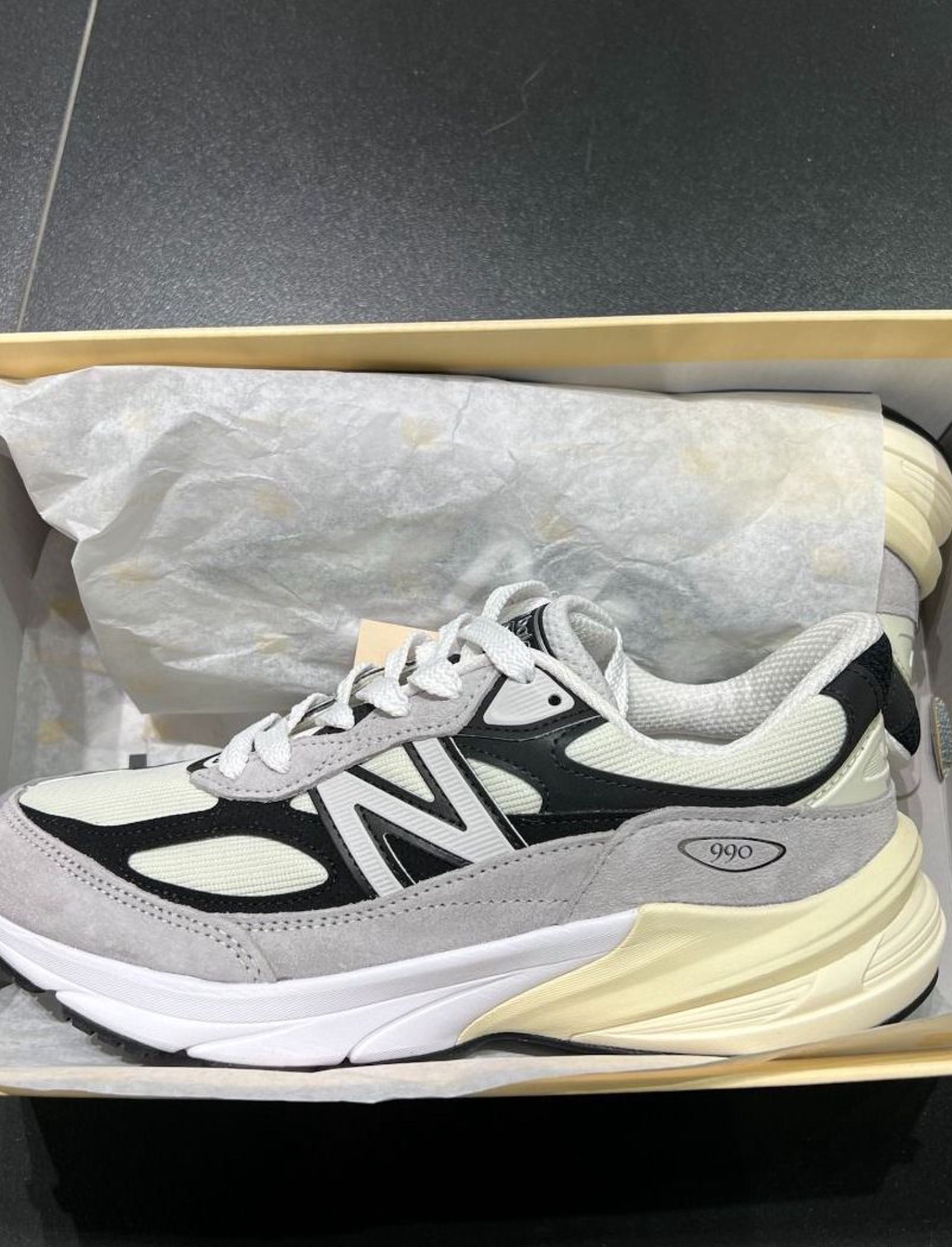 New Balance NB 990 V6 跑步鞋 灰色 美款 （分類：波鞋）位於 Hong Kong。 由 velvetvogue8 提交（商品編號 1462276916，圖片 1）。簡介： ✦ New Balance ✦ New Balance NB 990 V6 跑步鞋 灰色 美款 ✦ 全新 · 未著用 順豐包郵 · 貨到付款 落單3日發相確認 歡迎Chat查詢。