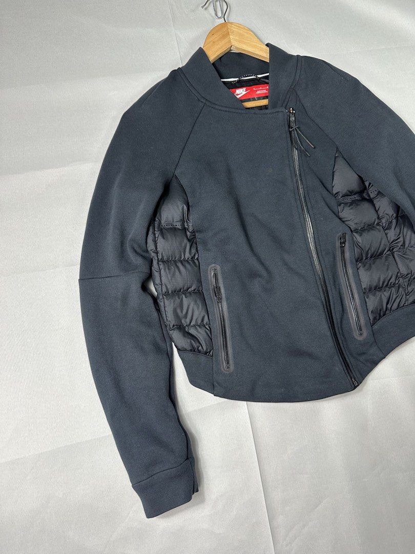 Nike 800 Aeroloft Zip Jacket (Category: Coats, Jackets and Outerwear) located in Cabanglasan. Submitted by thefashiongarage.co (Listing ID 1462263289, Image 3). Description: Title - Nike Aeroloft Zip Jacket Model/Name - 800 Aeroloft Size on Tag - Medium Conditiion - Very Good Condition with minimal light dot stain - washable Dimension (LxWxH) - 18x22 inches Category- Zip Jacket Fitting - True to Size - Bomber style Made in - China Material - 70% 