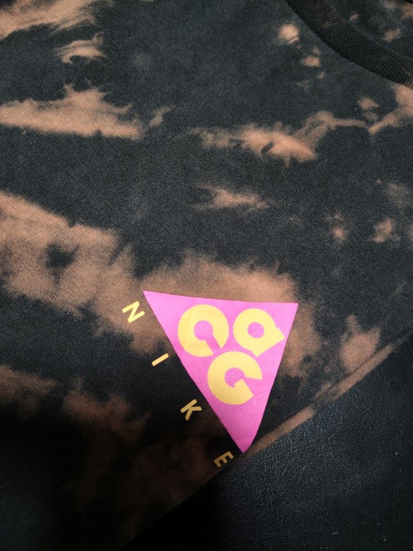 Nike ACG Tie-Dye T-Shirt (Category: Tshirts & Polo Shirts ) located in Manila. Submitted by si_yannnn (Listing ID 1462382350, Image 2). Description: - Brand: Nike ACG - Style: Tie-Dye T-Shirt - Colors: Black and Brown - Logo: Iconic ACG triangle logo in pink and yellow - Material: 100% Cotton - Size: XXL - Perfect for: Casual wear.