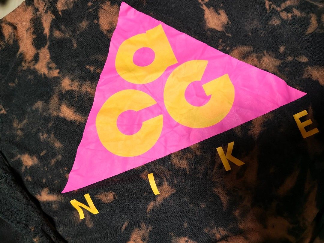Nike ACG Tie-Dye T-Shirt (Category: Tshirts & Polo Shirts ) located in Manila. Submitted by si_yannnn (Listing ID 1462382350, Image 3). Description: - Brand: Nike ACG - Style: Tie-Dye T-Shirt - Colors: Black and Brown - Logo: Iconic ACG triangle logo in pink and yellow - Material: 100% Cotton - Size: XXL - Perfect for: Casual wear.