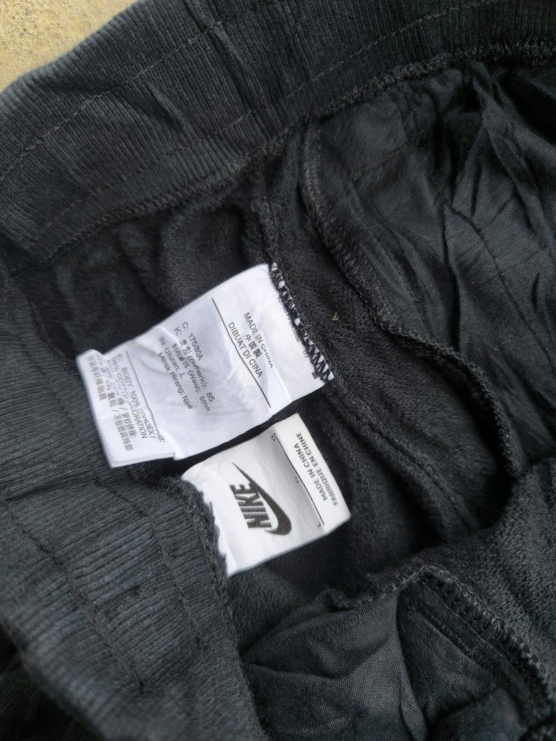 Nike athletic jogger pants (Category: Activewear) located in Davao. Submitted by gabriieeel (Listing ID 1462300779, Image 2). Description: -fresh from bale -crispy condition -relax fit on xl -do vc on blue app for safety transaction.