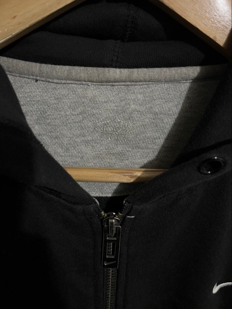 NIKE ATHLETIC ZIP UP HOODIE JACKET (Category: Coats, Jackets and Outerwear) located in Santa Cruz. Submitted by youngearth.c72f95 (Listing ID 1462264348, Image 2). Description: EXCELLENT CONDITION NO ISSUE NEED WASH RIBBINGS-9/10 Color rate -9/10 L on tag.