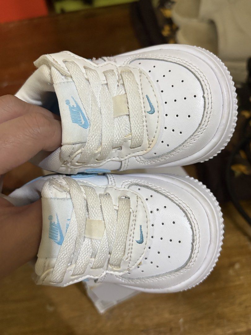Nike baby shoes- 3C (Category: Babies & Kids Fashion) located in Manila. Submitted by luckyshark_d433bc (Listing ID 1462338495, Image 3). Description: Nike Force 1 Low Easy On size 3C Issue - yellow stain (can be washed) Rfs: Upsize.