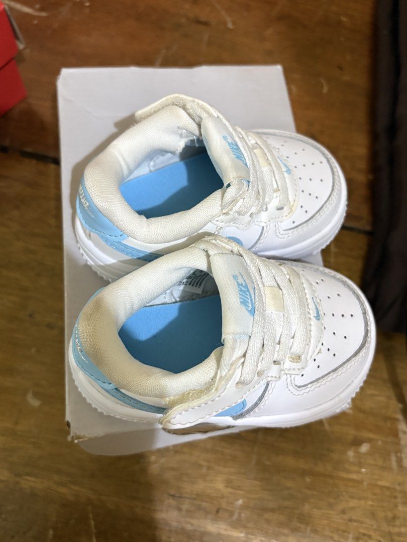 Nike baby shoes- 3C (Category: Babies & Kids Fashion) located in Manila. Submitted by luckyshark_d433bc (Listing ID 1462338495, Image 2). Description: Nike Force 1 Low Easy On size 3C Issue - yellow stain (can be washed) Rfs: Upsize.