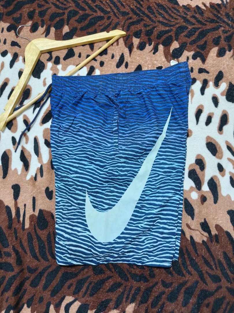 NIKE BIG SWOOSH SIZE MEDIUM (Category: Shorts) located in Manila. Submitted by gelove.thrift (Listing ID 1462328975, Image 1). Description: .