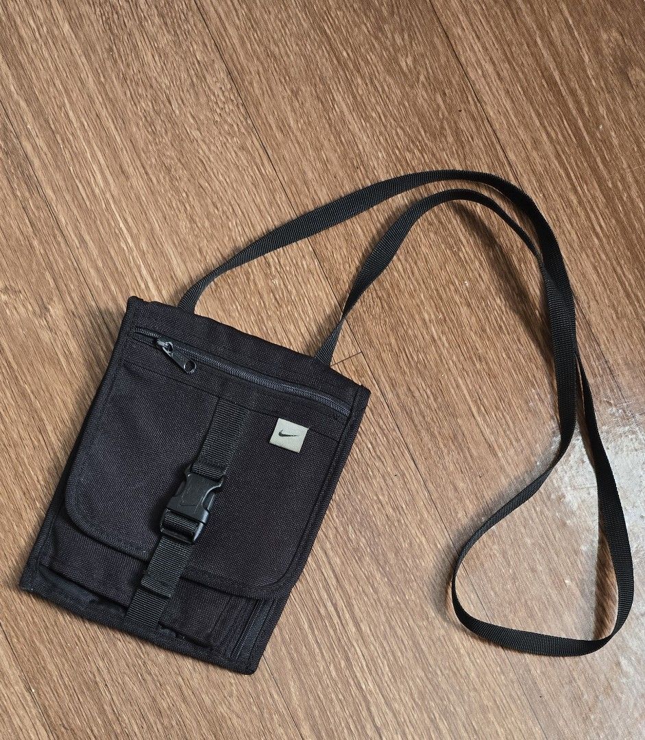 Nike Black Crossbody Bag Pouch (Category: Sling Bags) located in Quezon. Submitted by archivesss_666 (Listing ID 1462372864, Image 1). Description: - Black Nike pouch bag - Main zippered compartment - Front flap with buckle closure - Interior card slots - Interior mesh pocket - Adjustable strap - Ideal for travel or everyday essentials.